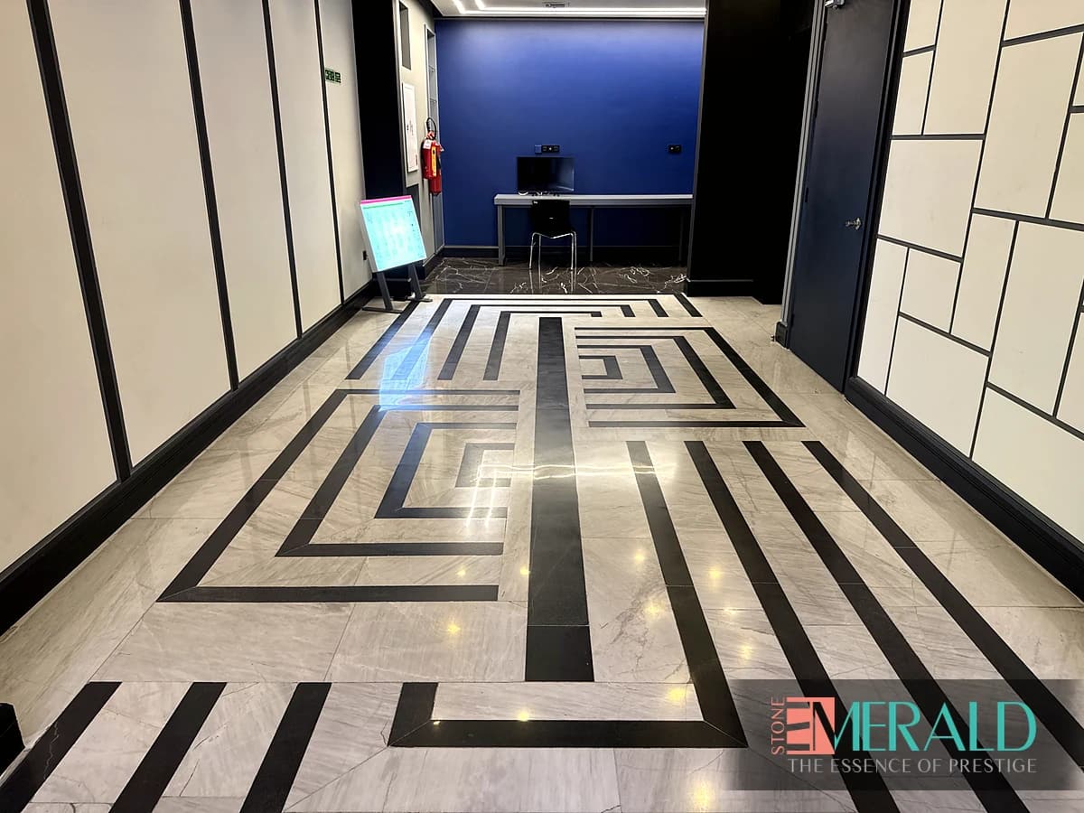 کف راهرو با سنگ روشن و نوارهای هندسی مشکی