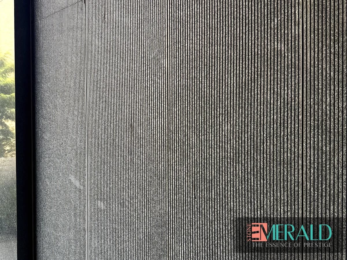 نمای نزدیک سطح سنگ خاکستری با شیارهای موازی