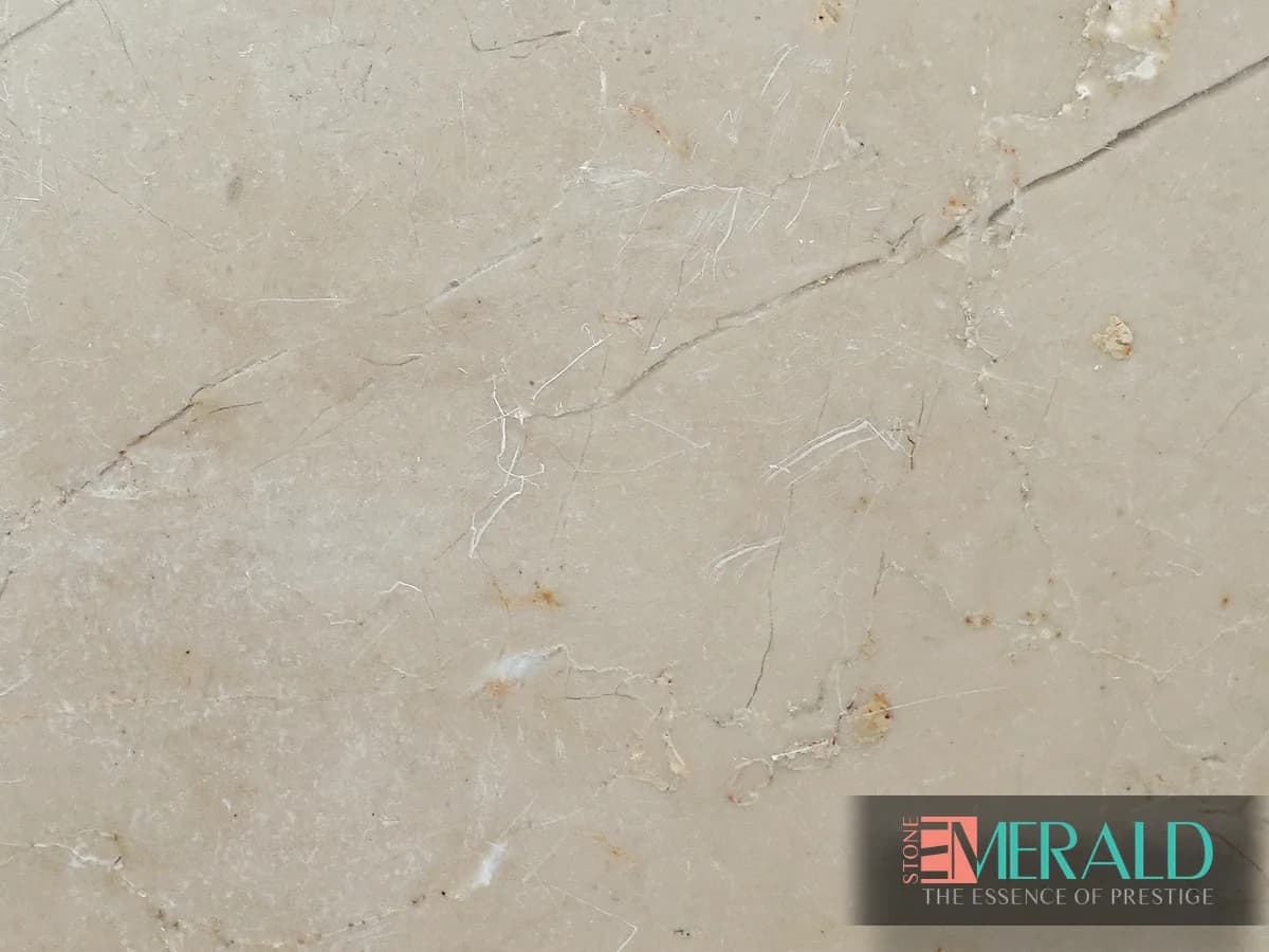اسلب مرمریت دهبید کرم با زمینه بژ گرم و رگههای نرم