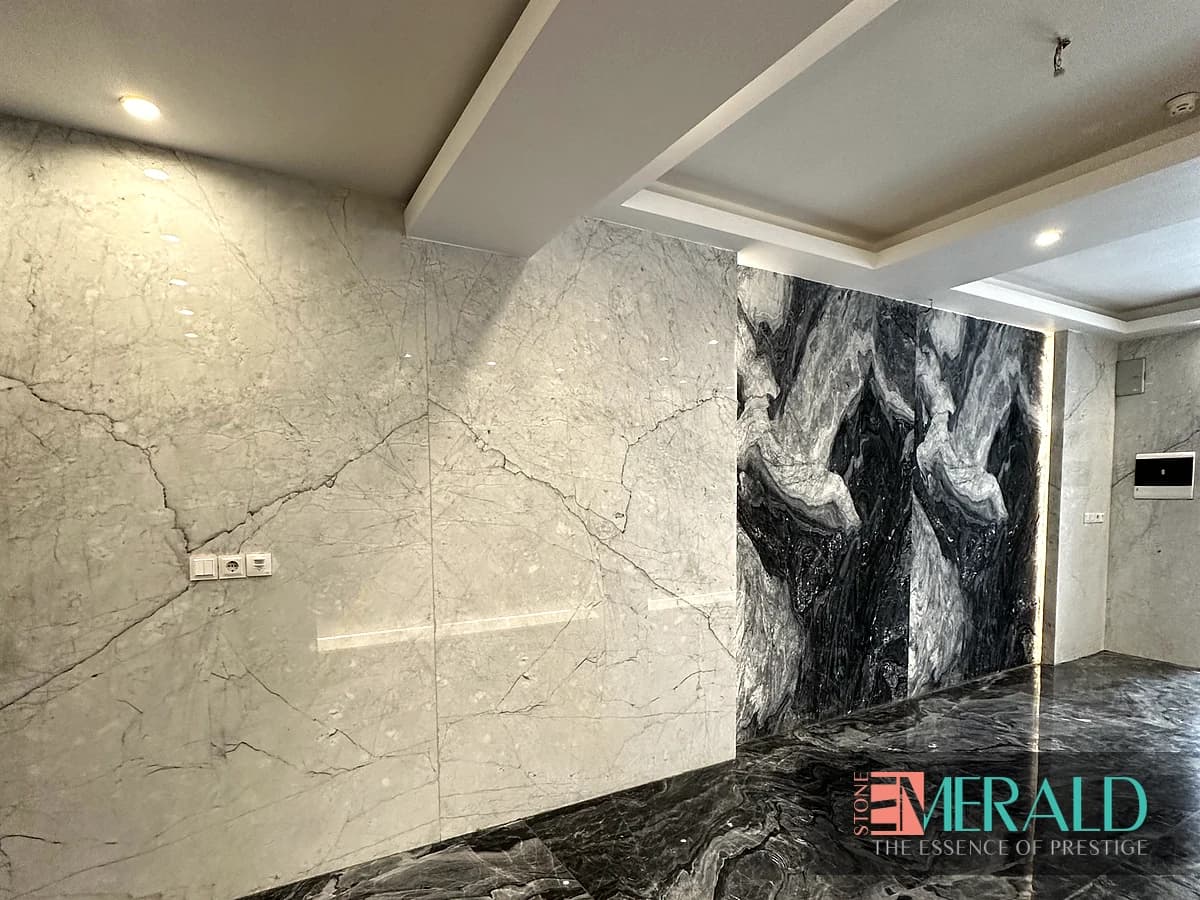 دیوار سنگ روشن رگهدار کنار پنل سنگ تیره و نور مخفی